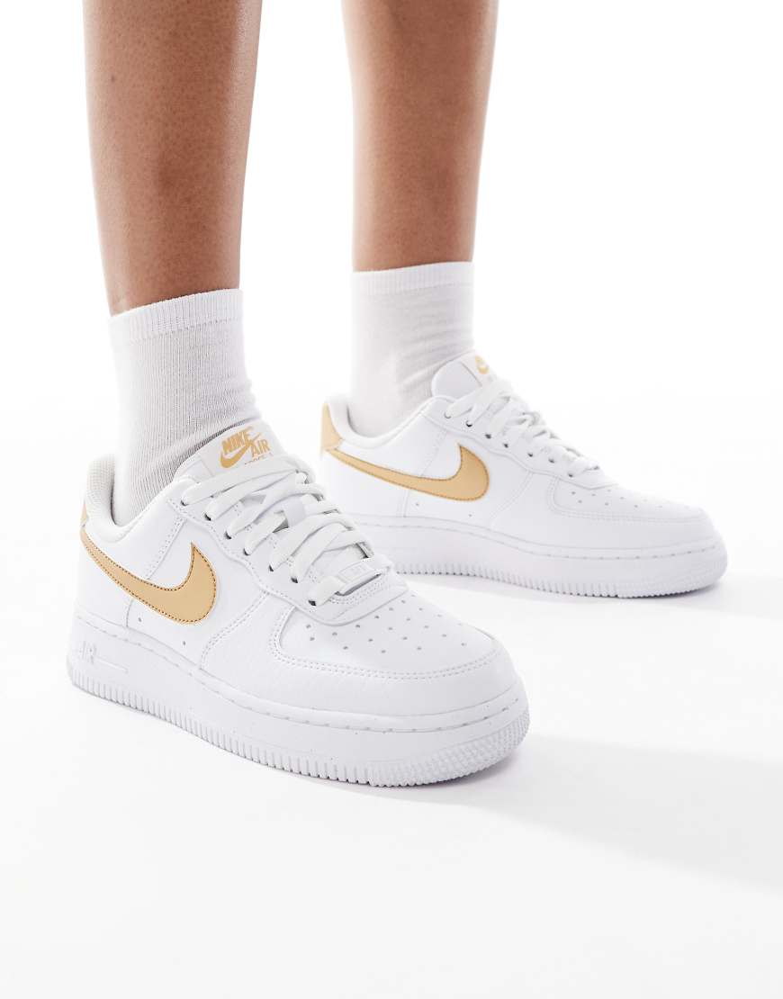 Nike - Air Force 1 '07 NN - Sneaker in Weiß und Gold von Nike