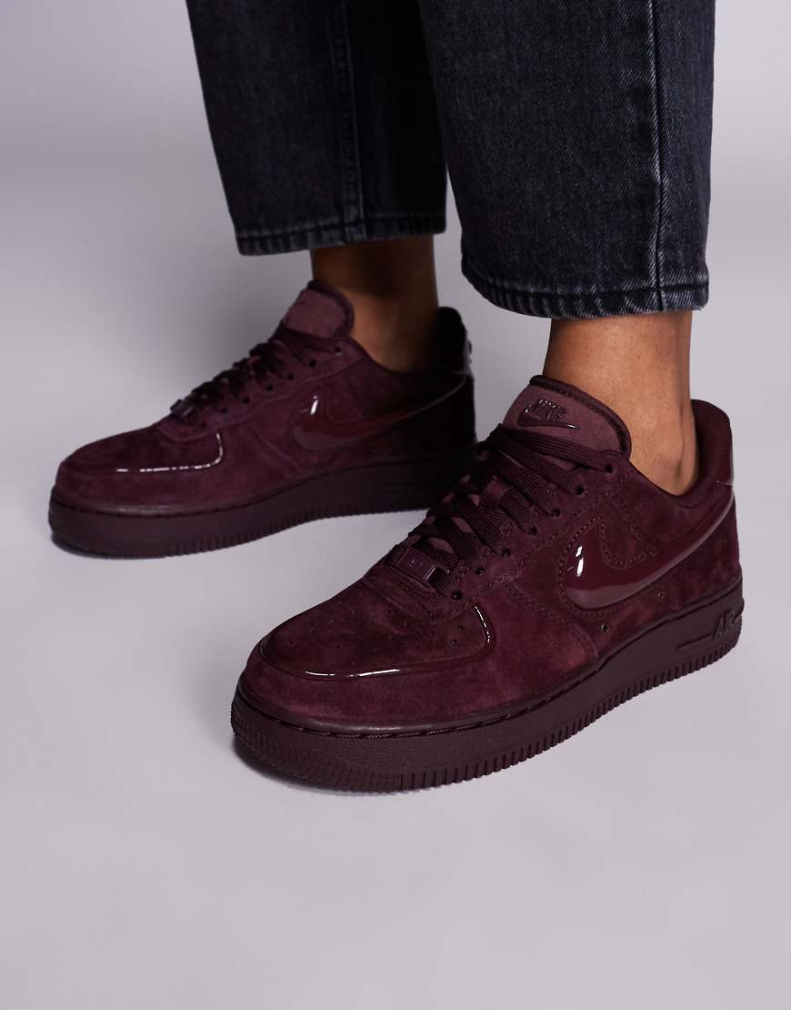 Nike - Air Force 1 '07 - Sneaker in Burgunderrot mit Bubble-Swoosh-Logo von Nike
