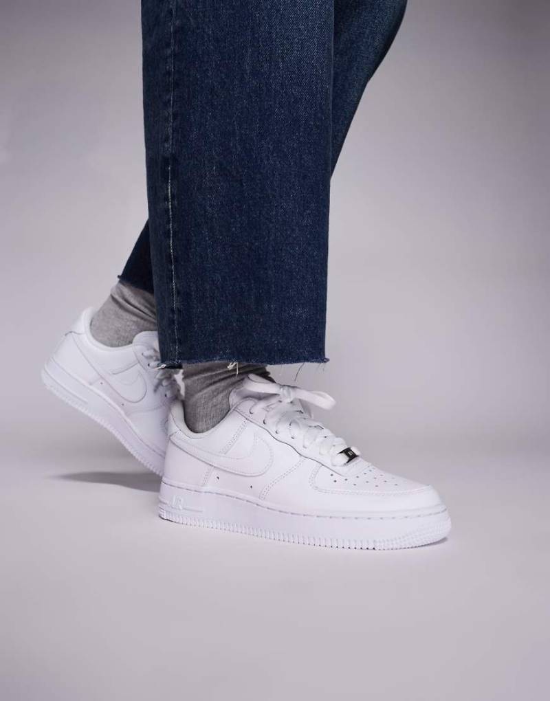 Nike - Air Force 1 '07 - Unisex-Sneaker in Triple White-Weiß von Nike