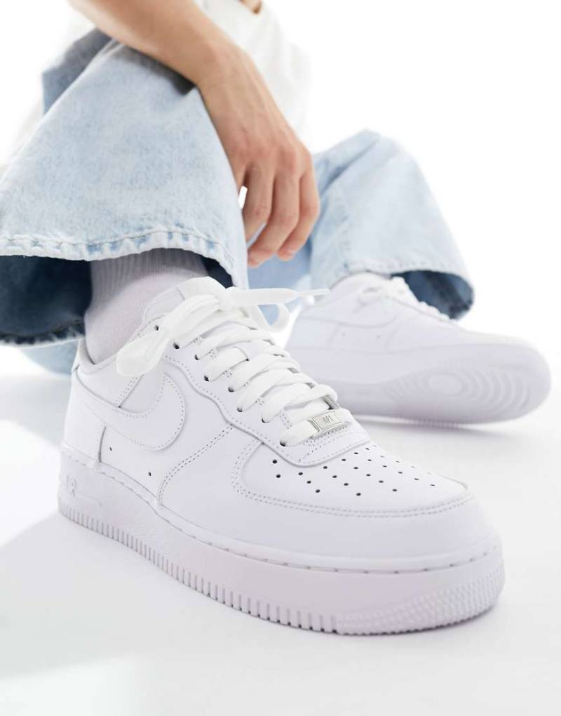 Nike - Air Force 1 '07 - Sneaker in Dreifach-Weiß von Nike