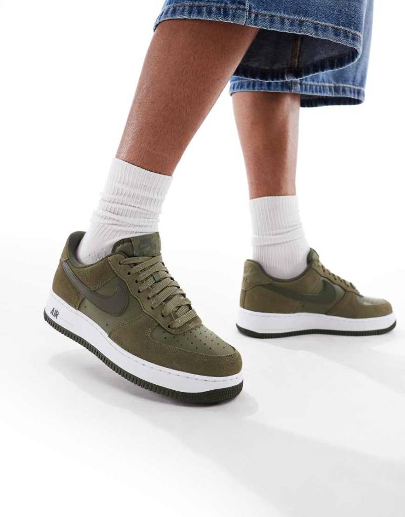 Nike - Air Force 1 '07 - Sneaker in Khaki und Weiß-Grün von Nike
