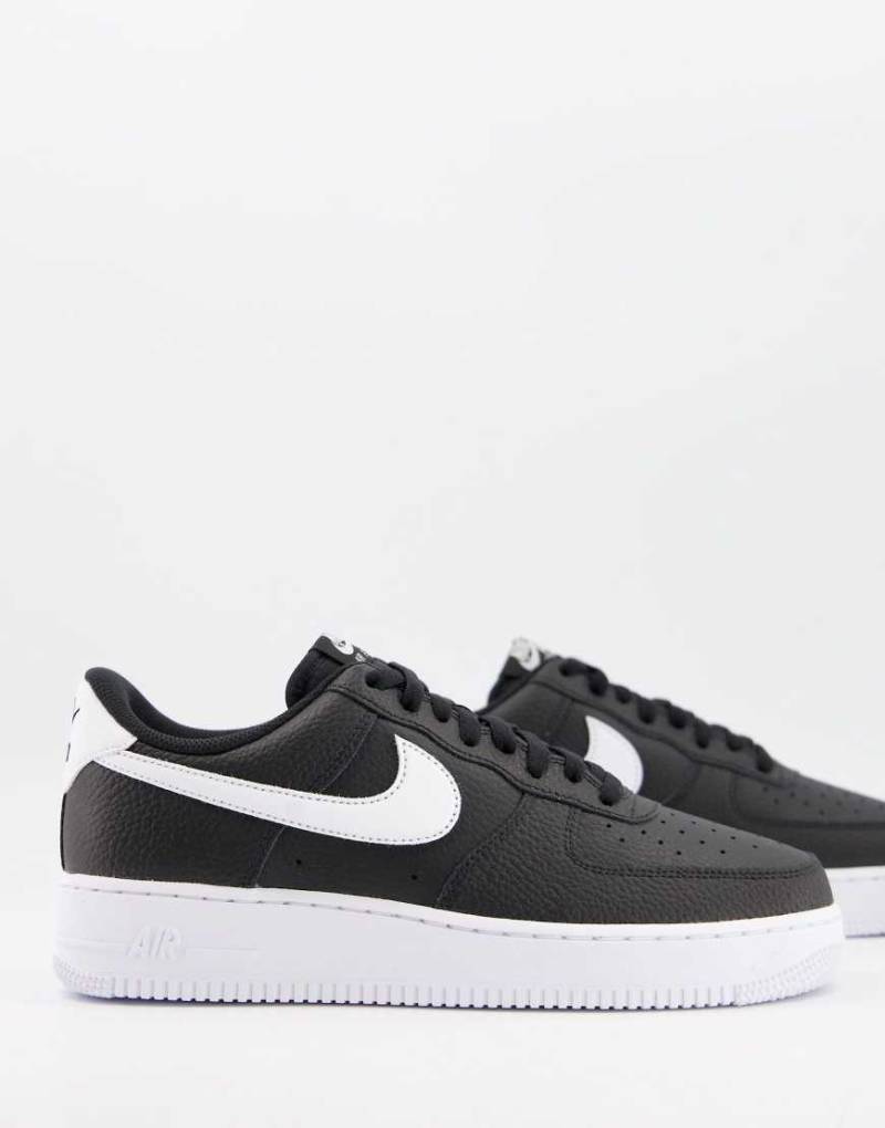 Nike - Air Force 1'07 - Sneaker in Schwarz und Weiß von Nike