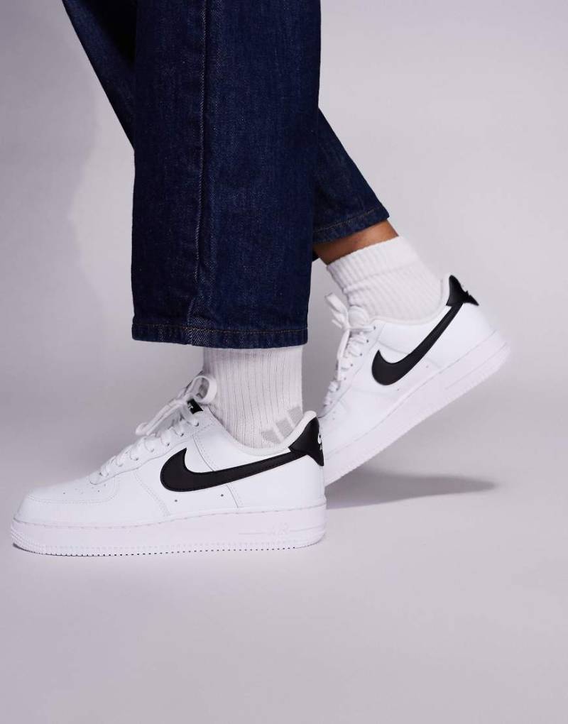Nike - Air Force 1 '07 - Sneaker in Weiß und Schwarz von Nike