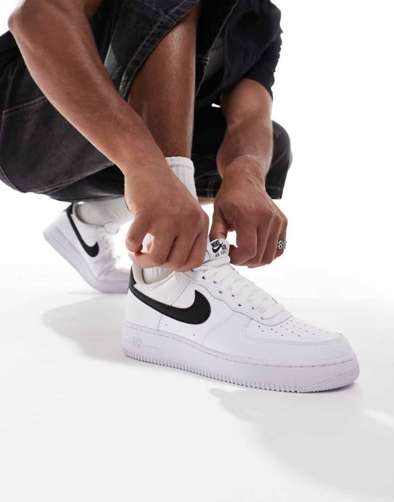 Nike - Air Force 1 '07 - Sneaker in Weiß und Schwarz von Nike
