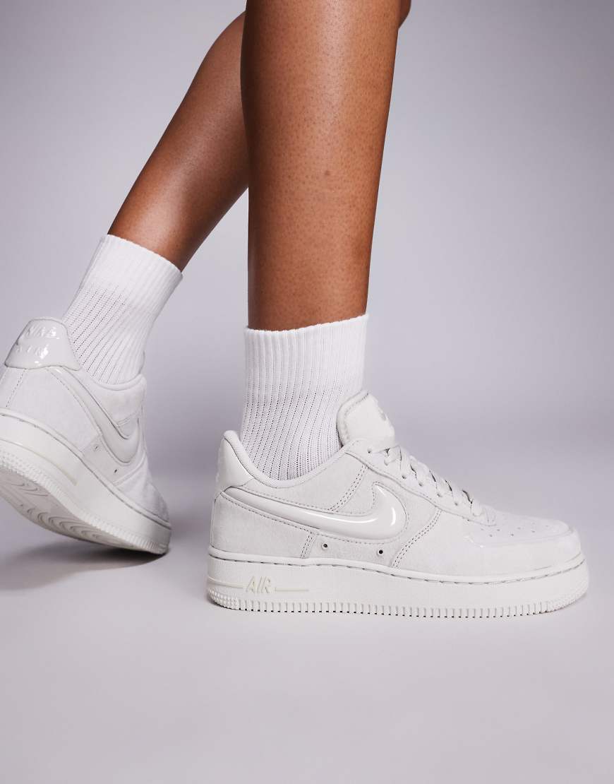 Nike - Air Force 1 '07 - Sneaker in Wollweiß mit plastischem Swoosh-Logo-Neutral von Nike