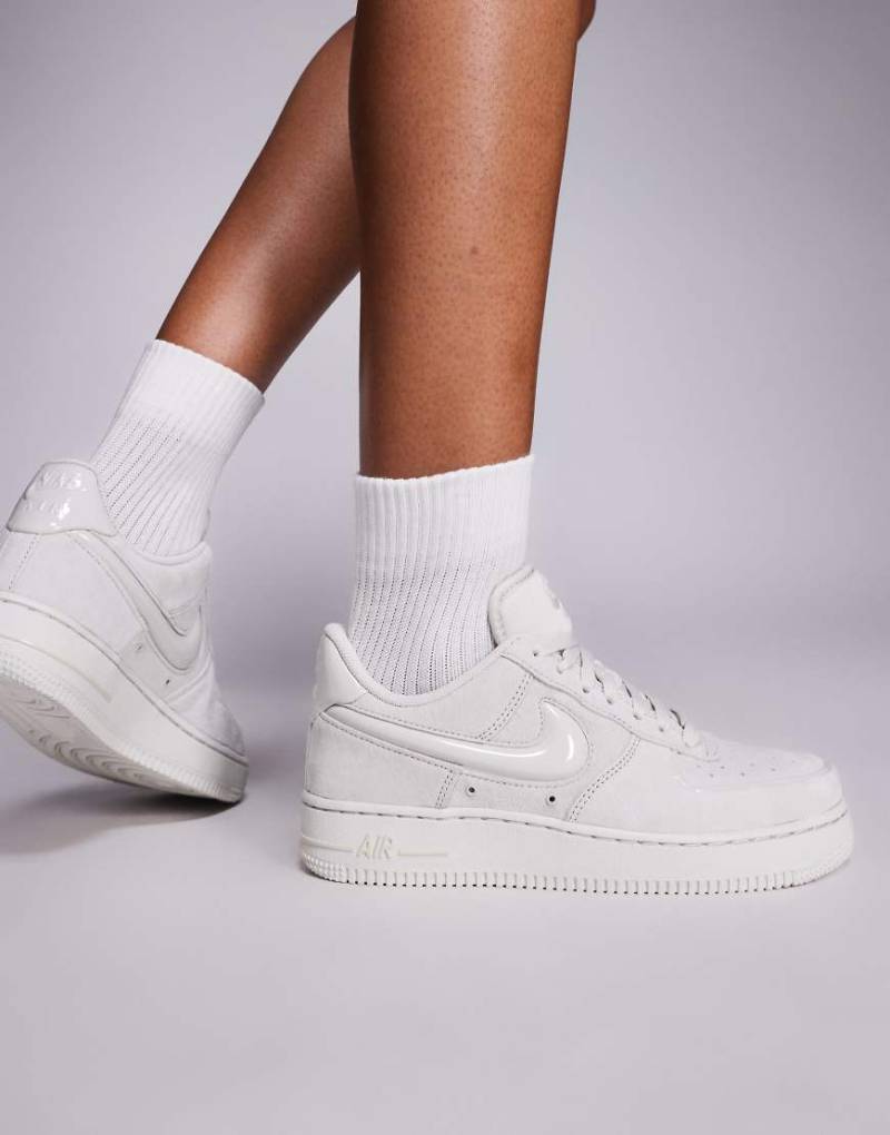Nike - Air Force 1 '07 - Sneaker in Wollweiß mit plastischem Swoosh-Logo-Neutral von Nike