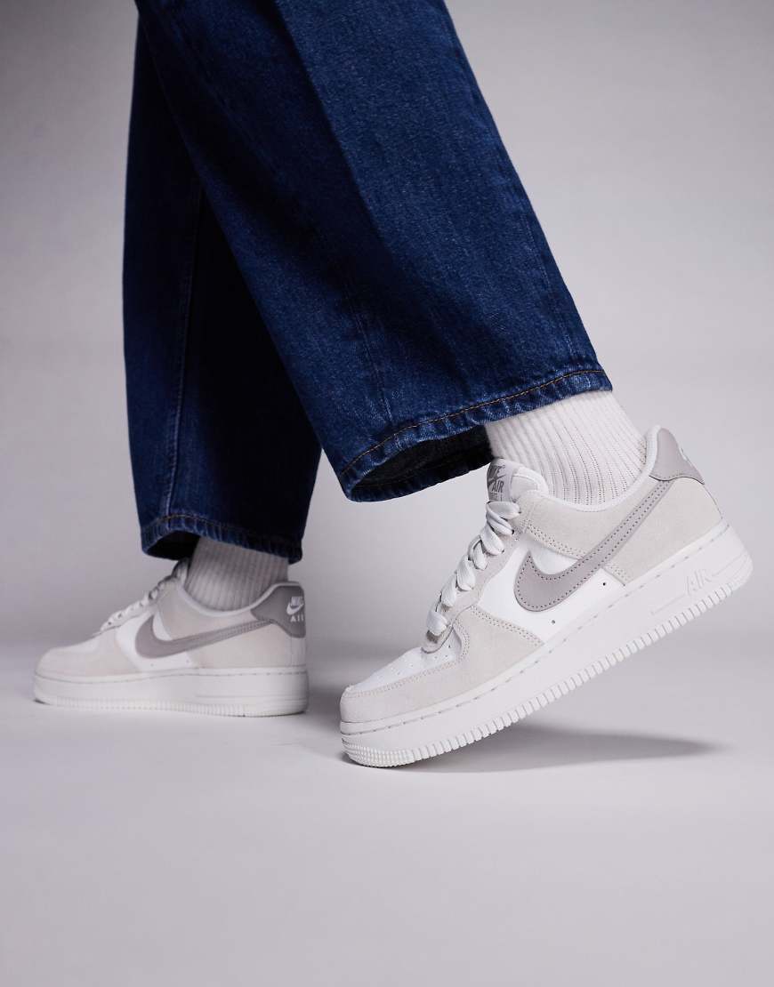 Nike - Air Force 1 - Sneaker in Dunkelgrau und Beige-Weiß von Nike