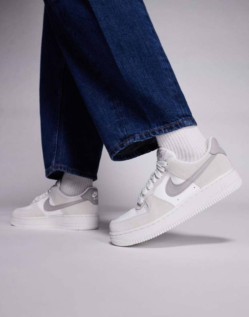 Nike - Air Force 1 - Sneaker in Dunkelgrau und Beige-Weiß von Nike