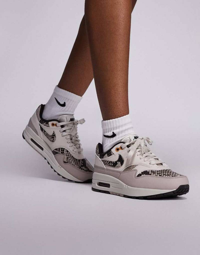 Nike - Air Max 1'87 - Sneaker in brauner Schlangenoptik-Neutral von Nike