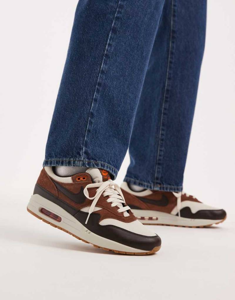 Nike - Air Max 1 - Sneaker in Braun und Wollweiß-Brown von Nike