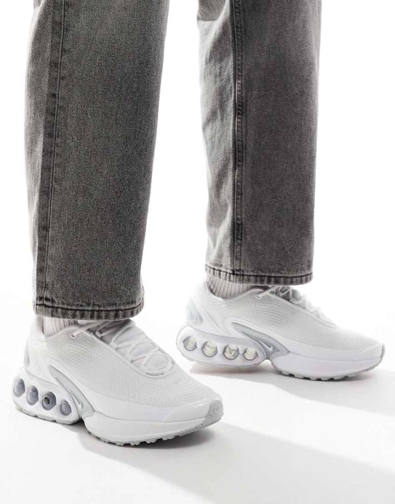Nike - Air Max DN - Sneaker in Weiß und Metallic-Silber von Nike