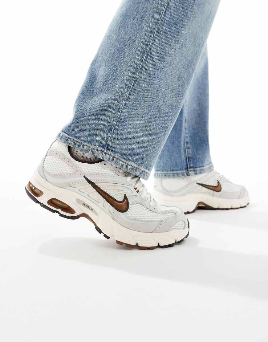 Nike - Air Max Moto 2K - Sneaker in gebrochenem Weiß und Braun von Nike