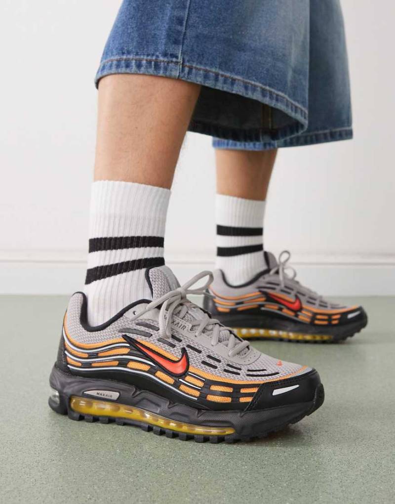 Nike - Air Max TL 2.5 - Sneaker in Grau und Rot von Nike