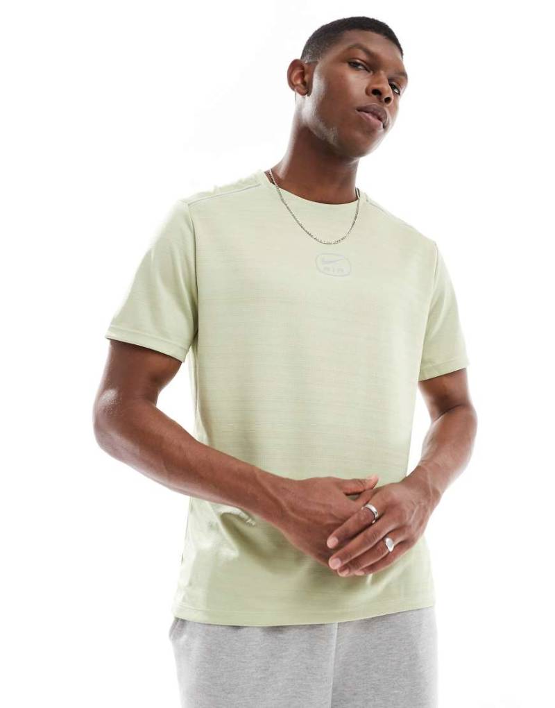 Nike - Air - T-Shirt in Grün mit Grafik von Nike