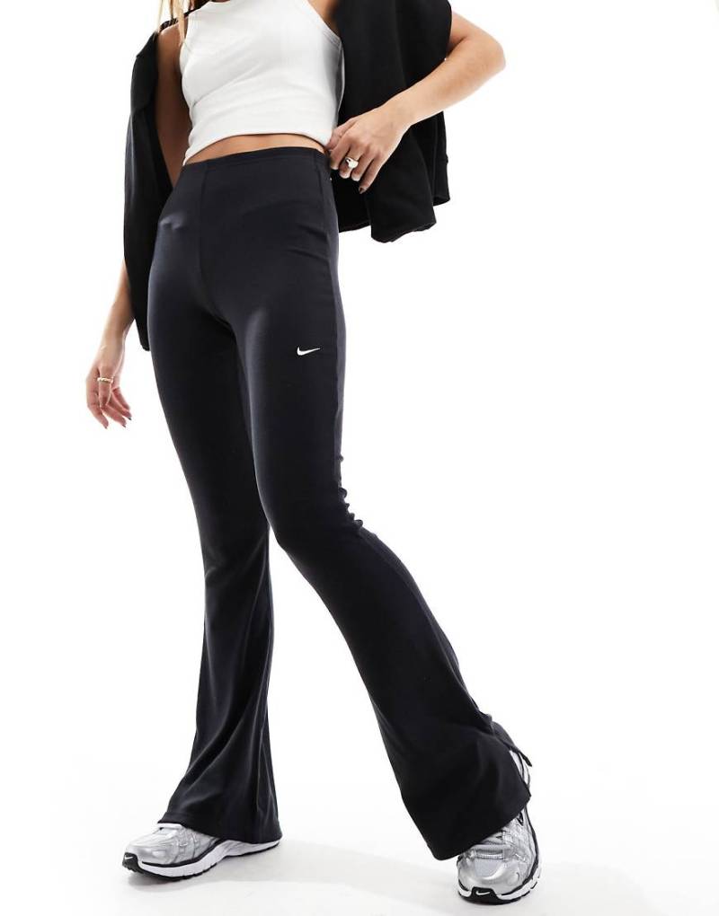 Nike - Ausgestellte Leggings in Schwarz mit feiner Rippenstruktur von Nike