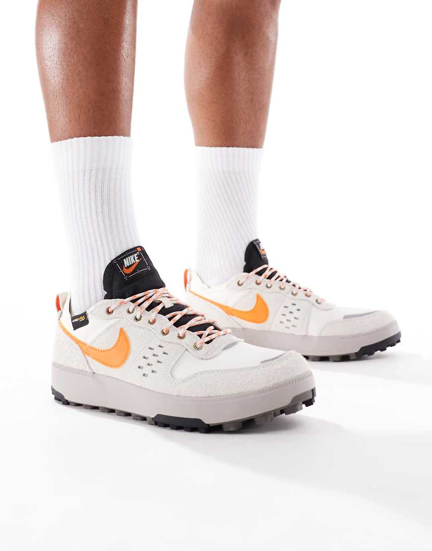 Nike - C1TY - Sneaker in Grau und Orange Nike - C1TY - Sneaker in Grau und Orange von Nike