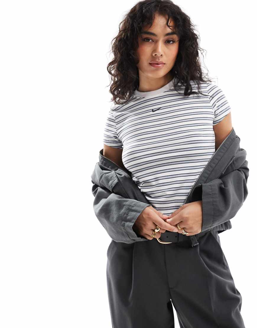 Nike - Chill - Gestreiftes T-Shirt in Weiß und Braun von Nike