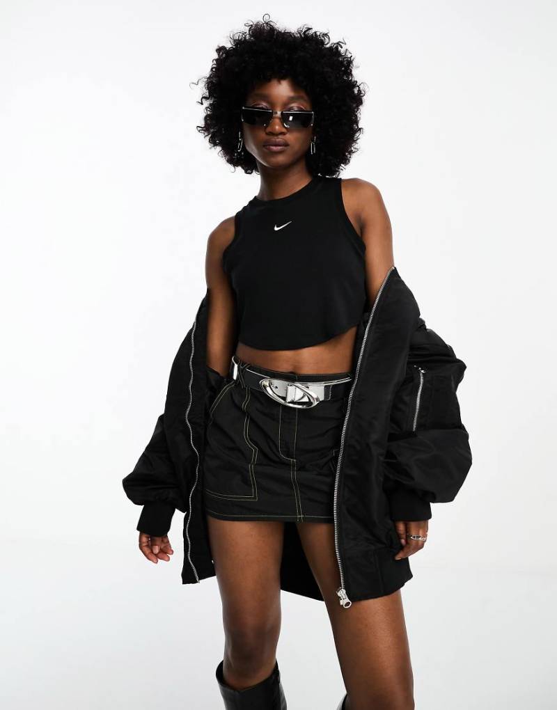 Nike - Essential - Geripptes Cropped-Tanktop in Schwarz von Nike