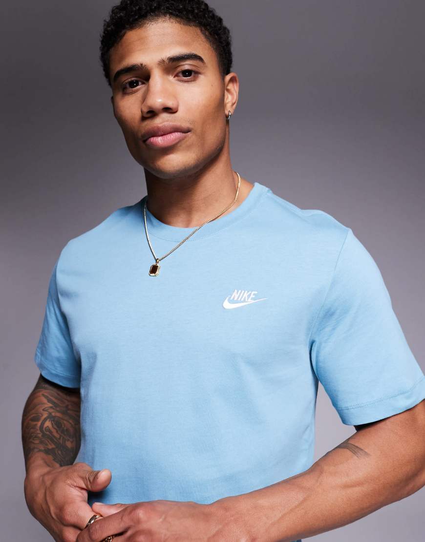 Nike - Club - Hellblaues T-Shirt Nike - Club - Hellblaues T-Shirt von Nike