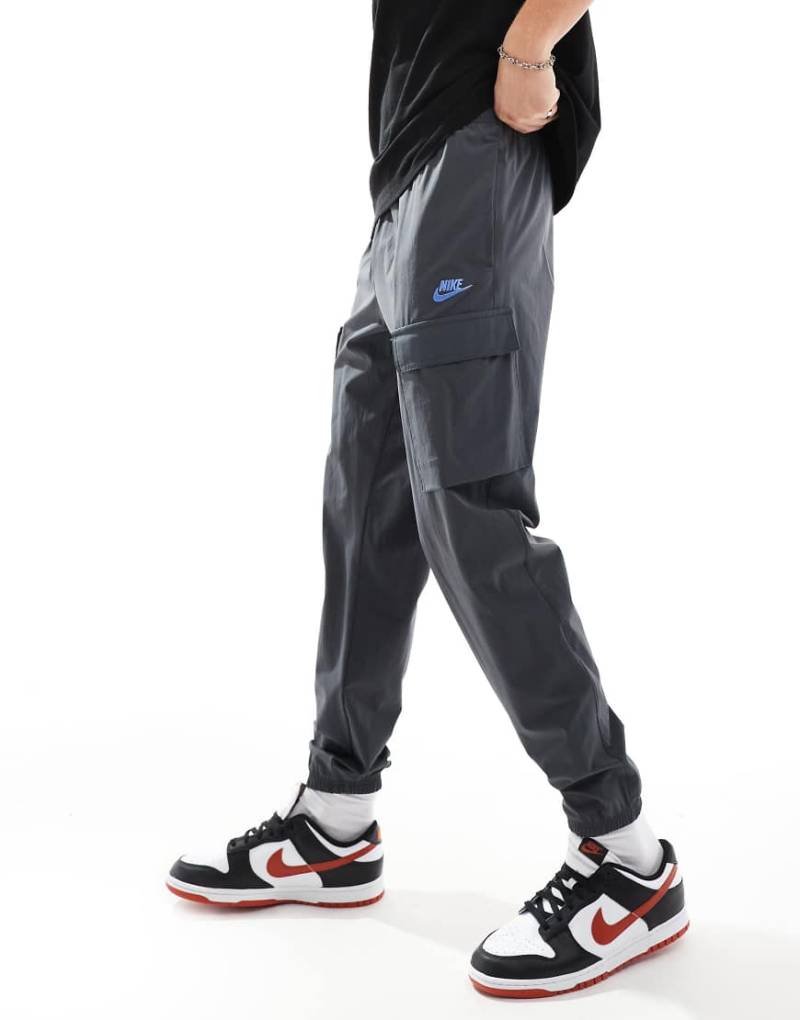 Nike - Club - Cargohose aus Webstoff in Dunkelgrau Nike - Club - Cargohose aus Webstoff in Dunkelgrau von Nike