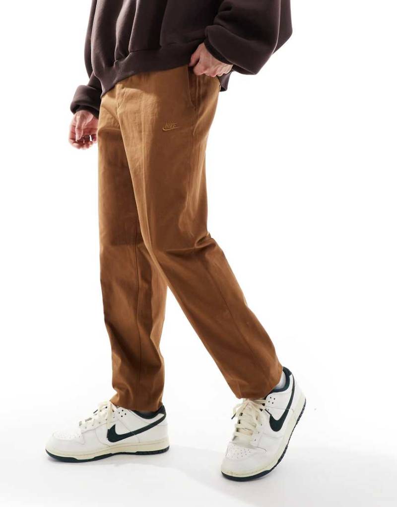 Nike - Club - Chinohose in Braun von Nike