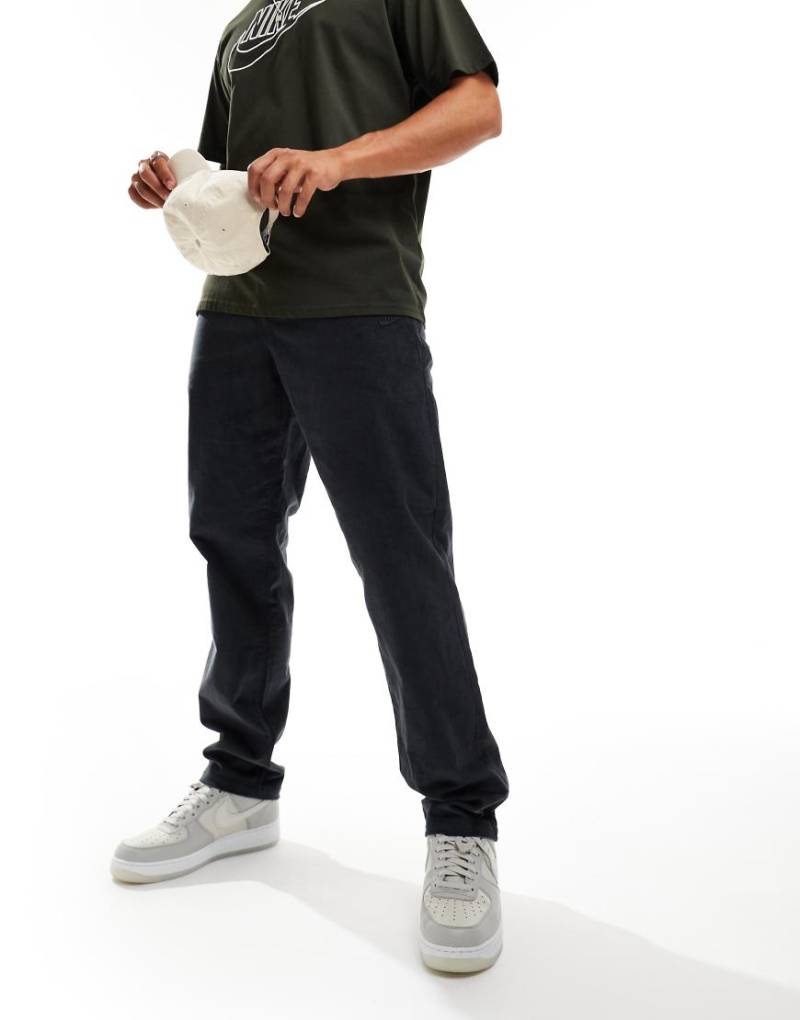 Nike - Club - Chinohose in Schwarz aus Cord von Nike