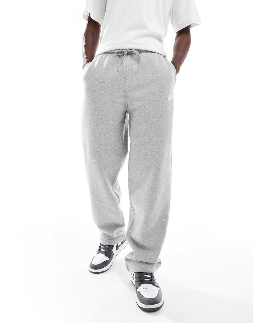 Nike - Club - Garade geschnittene Jogginghose in Grau Nike - Club - Garade geschnittene Jogginghose in Grau von Nike