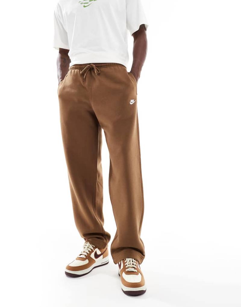 Nike - Club - Gerade geschnittene Jogginghose in Braun von Nike