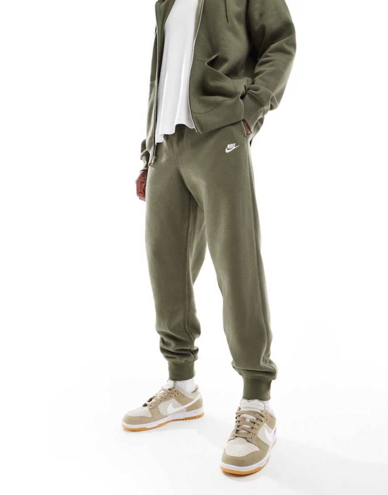 Nike - Club - Fleece-Jogginghose in Khaki mit Bündchen-Grün von Nike
