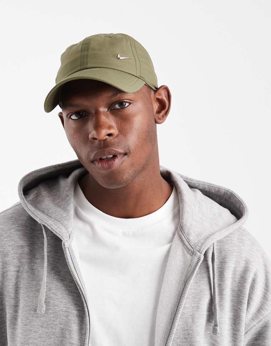 Nike - Club - Kappe in Khaki mit Swoosh-Logo aus Metall-Grün von Nike