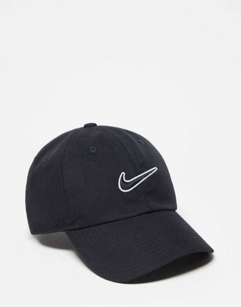Nike - Club - Kappe in Schwarz mit Swoosh-Logo Nike - Club - Kappe in Schwarz mit Swoosh-Logo von Nike