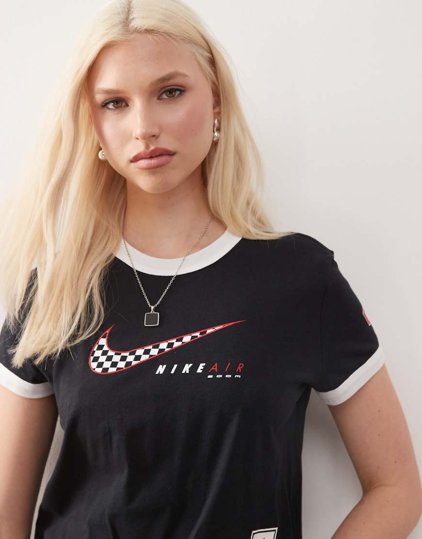 Nike - Club Moto - Kurzes T-Shirt in Schwarz Nike - Club Moto - Kurzes T-Shirt in Schwarz von Nike
