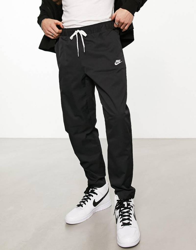 Nike - Club - Schmal zulaufende Hose aus Webstoff in Schwarz von Nike
