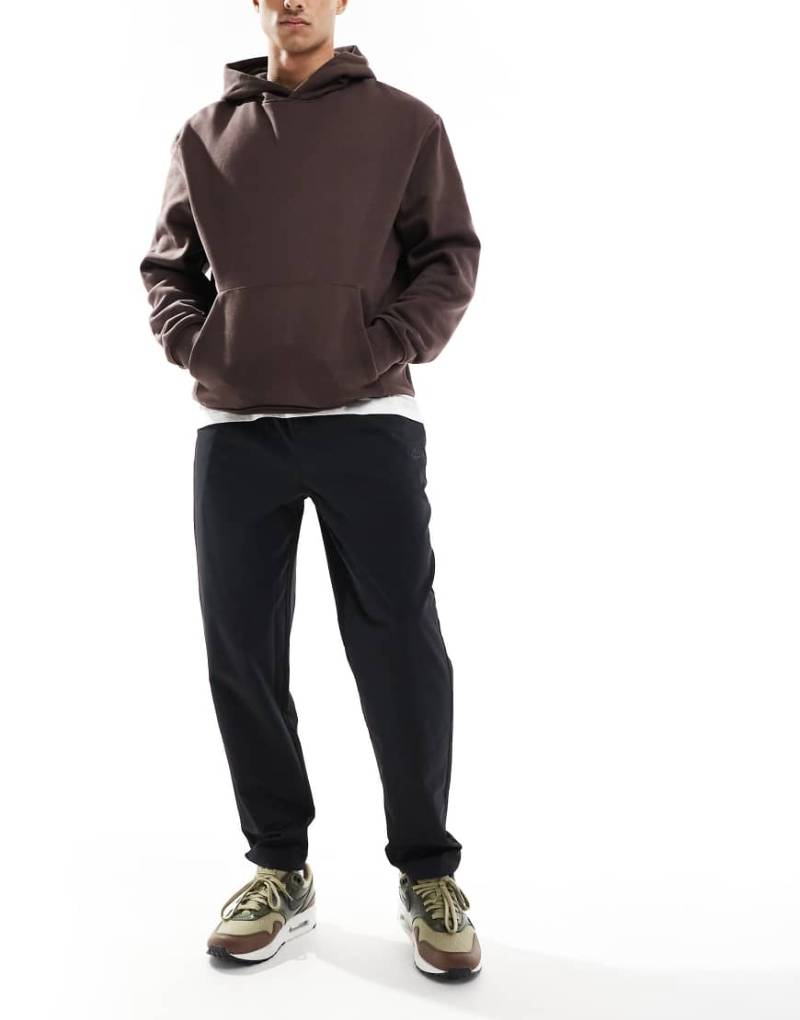 Nike - Club - Schmal zulaufende Hose aus Webstoff in Schwarz von Nike