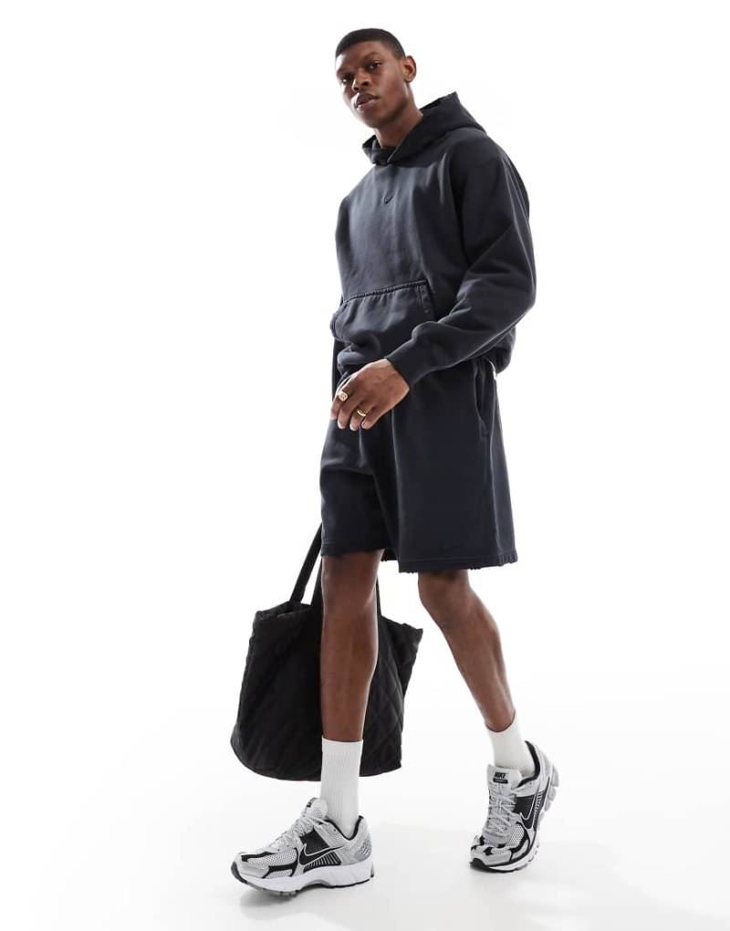 Nike - Solo Swoosh - Shorts aus Frottee in verwaschenem Schwarz mit Logo von Nike