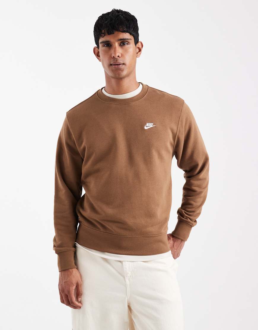 Nike - Club - Sweatshirt aus French Terry in Braun-Brown von Nike