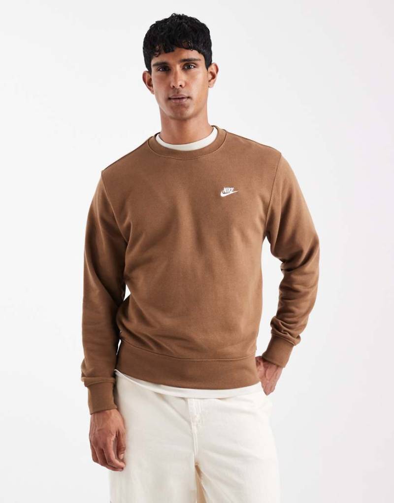 Nike - Club - Sweatshirt aus French Terry in Braun-Brown von Nike