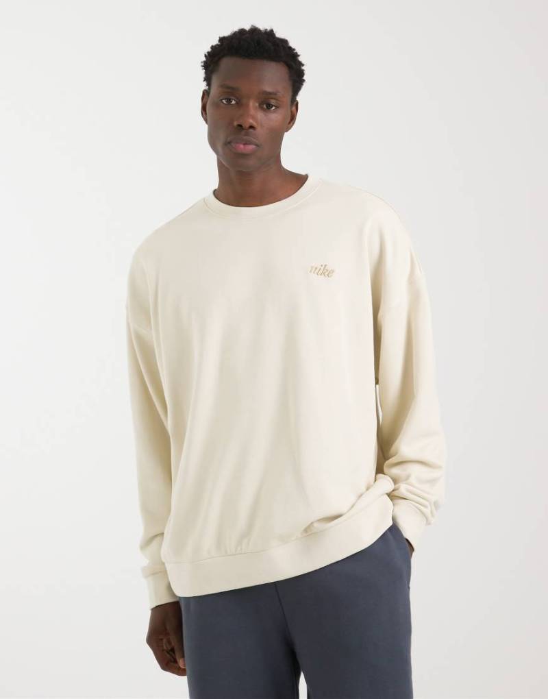 Nike - Club - Oversize-Sweatshirt in Beige-Neutral von Nike