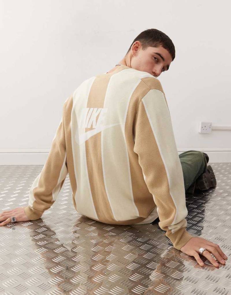 Nike - Club - Sweatshirt in Beige gestreift-Neutral von Nike