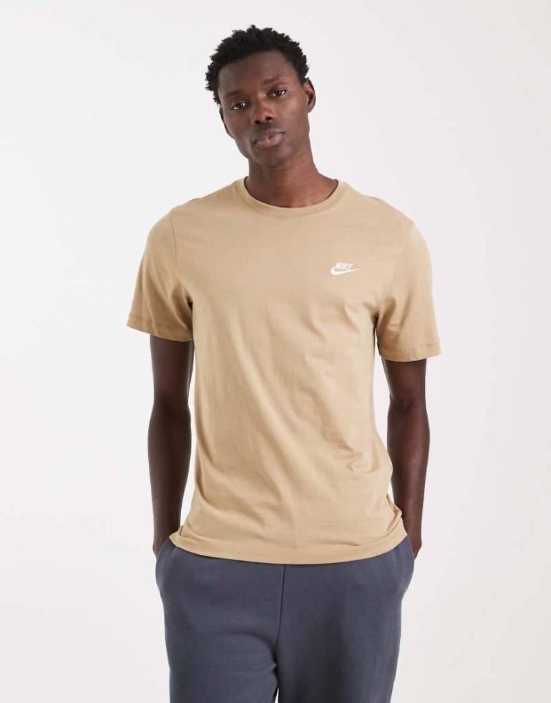 Nike - Club - T-Shirt in Beige-Neutral von Nike