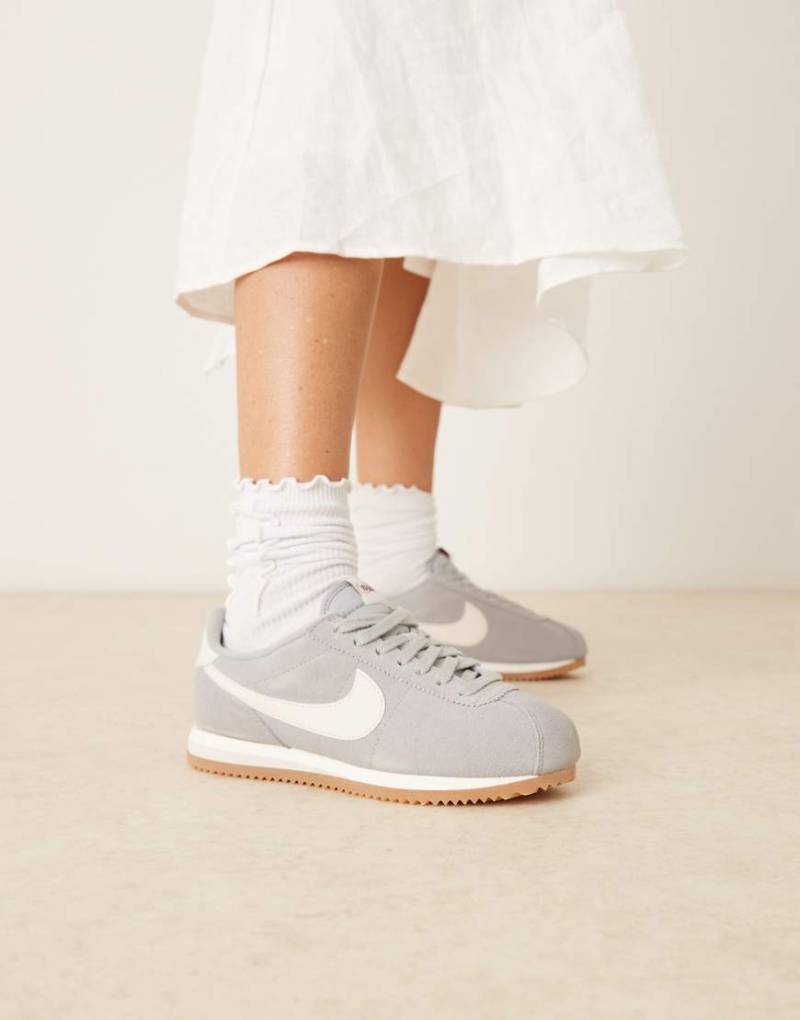 Nike - Cortez - Sneaker aus Wildleder in Hellgrau von Nike