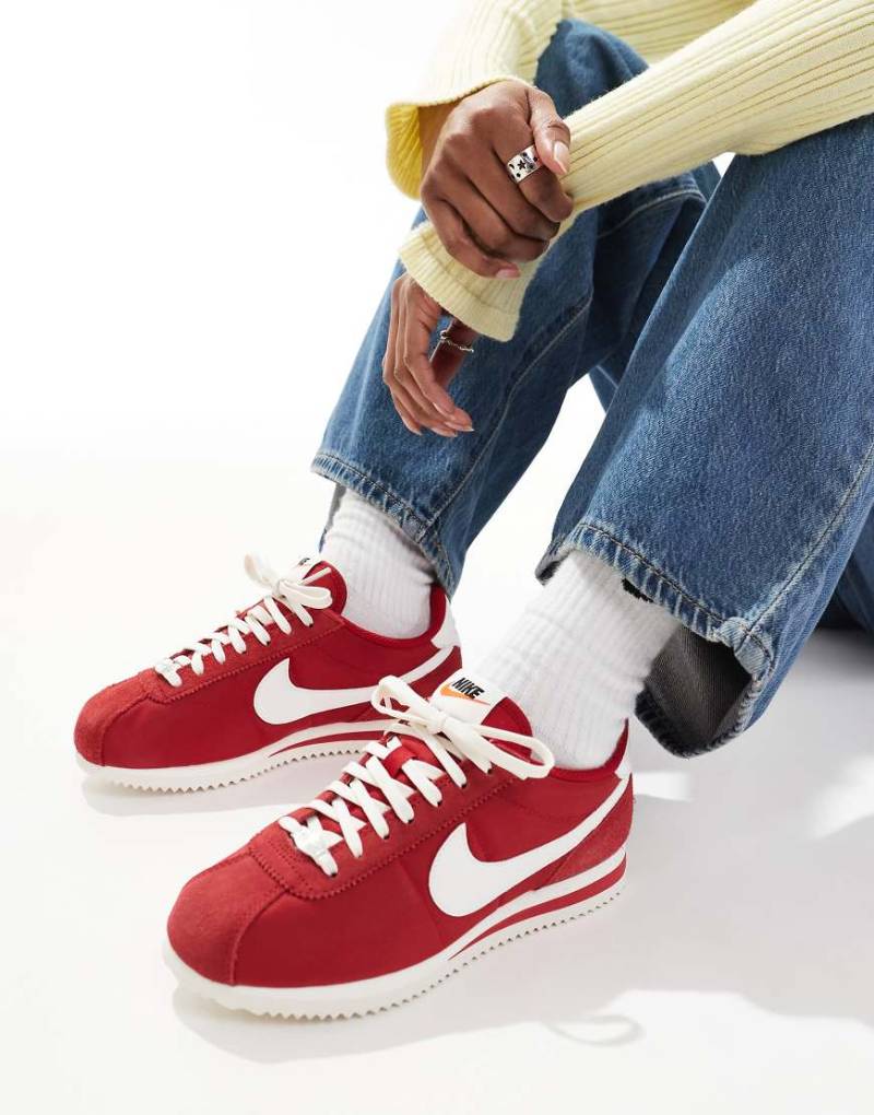 Nike - Cortez TXT - Sneaker aus Wildleder in Rot und Weiß von Nike