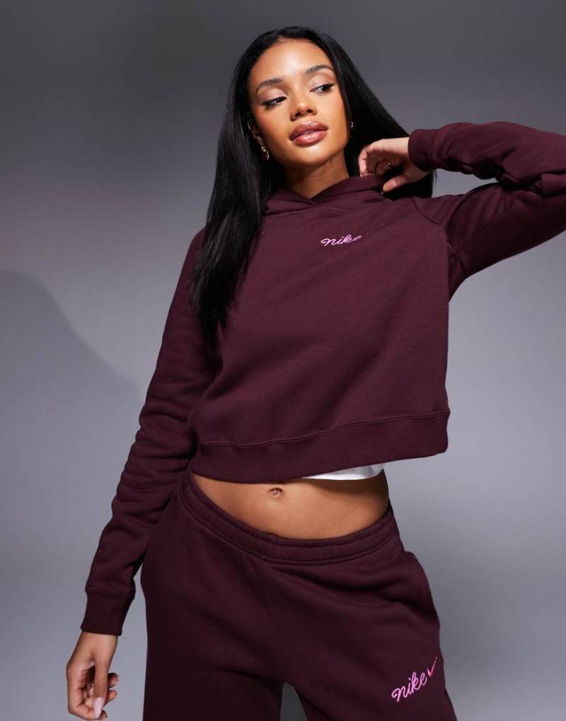 Nike - Cropped Kapuzenpullover in Burgunderrot mit Logo-Schriftzug von Nike