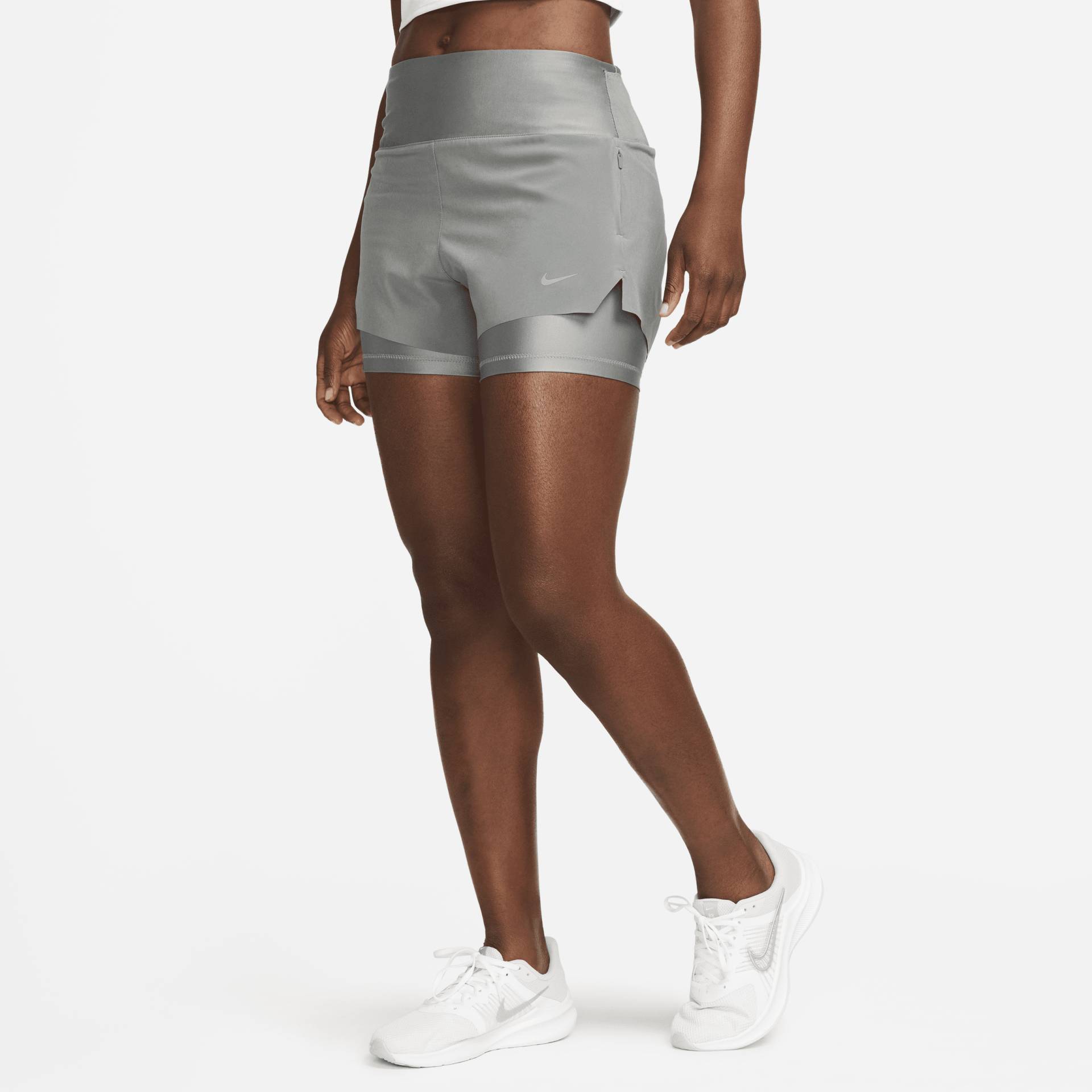 Nike Dri-FIT Swift 2-in-1-Laufshorts mit halbhohem Bund und Taschen für Damen (ca. 7,5 cm) - Grau von Nike