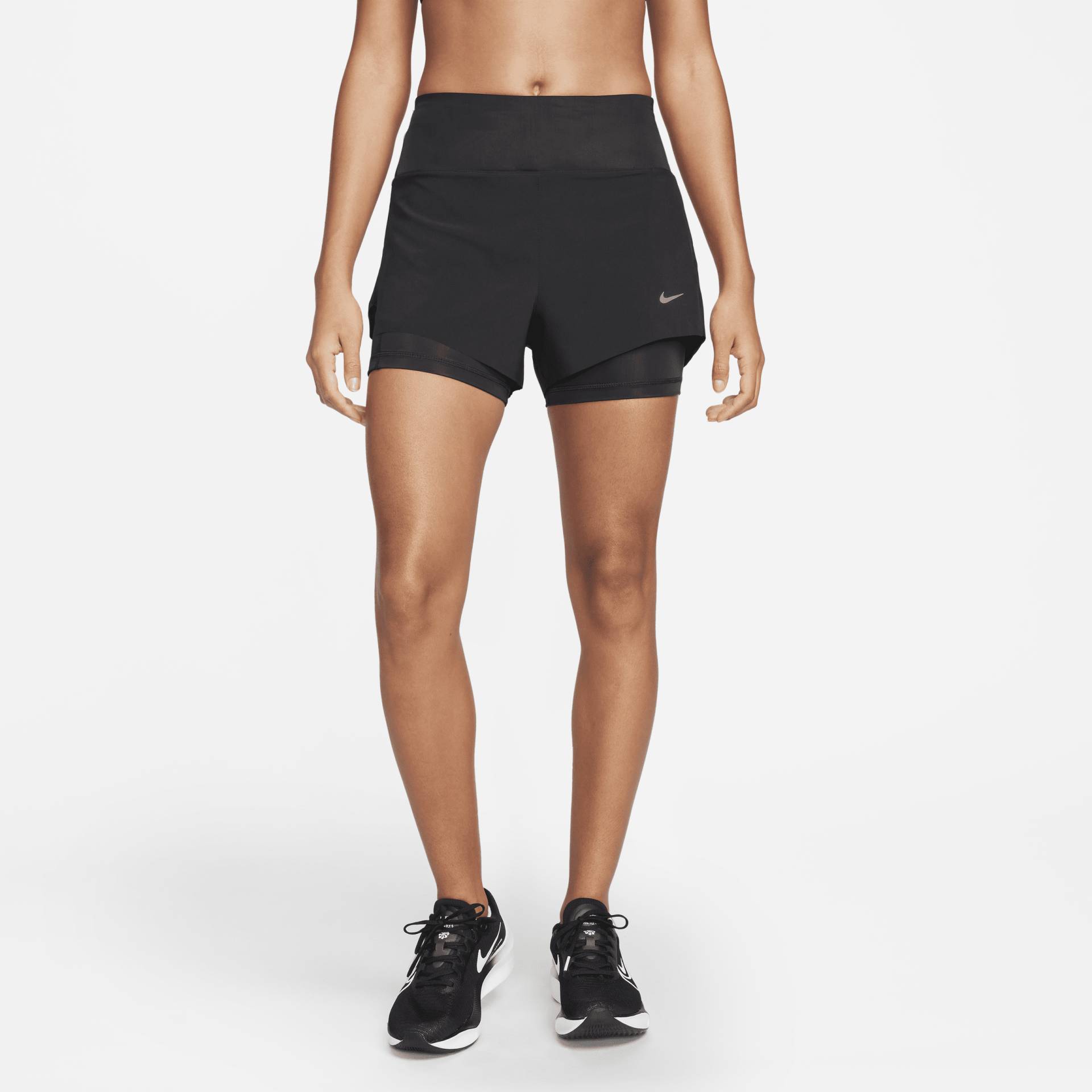Nike Dri-FIT Swift 2-in-1-Laufshorts mit halbhohem Bund und Taschen für Damen (ca. 7,5 cm) - Schwarz von Nike