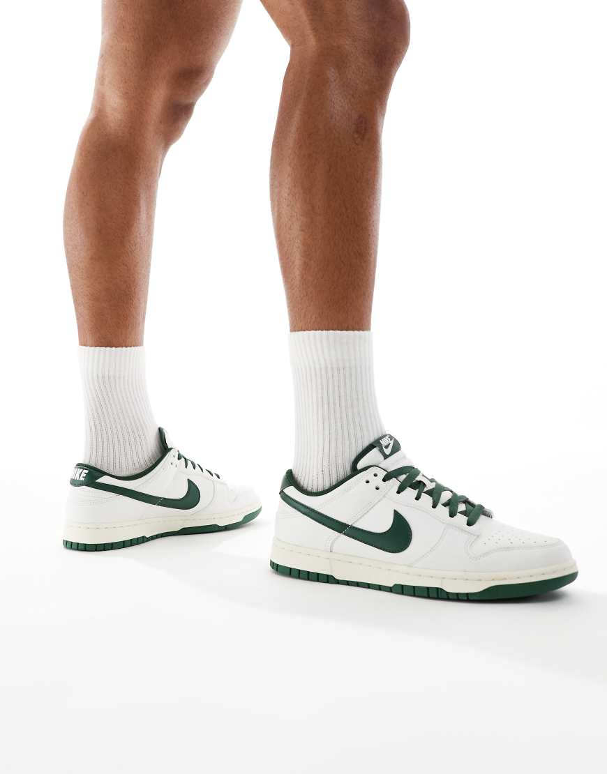 Nike - Dunk Low Retro - Niedrige Sneaker in Wollweiß und Grün von Nike