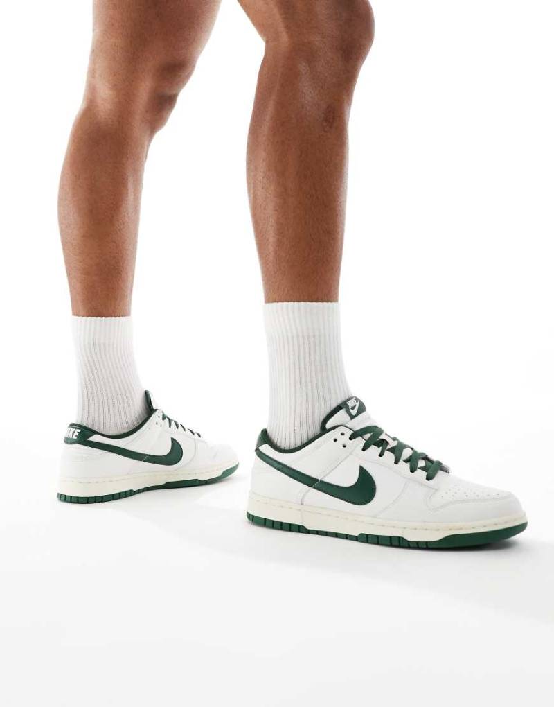 Nike - Dunk Low Retro - Niedrige Sneaker in Wollweiß und Grün von Nike