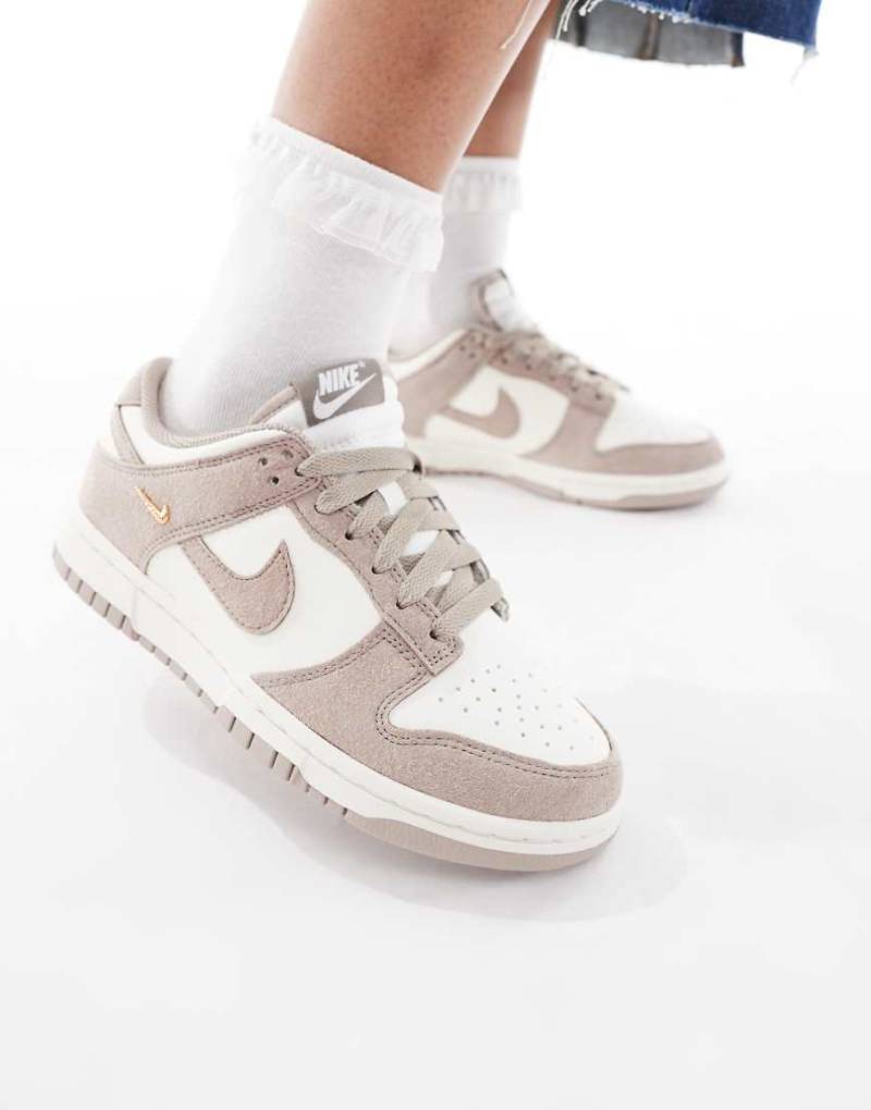 Nike - Dunk Low - Sneaker in Weiß und Beige Nike - Dunk Low - Sneaker in Weiß und Beige von Nike