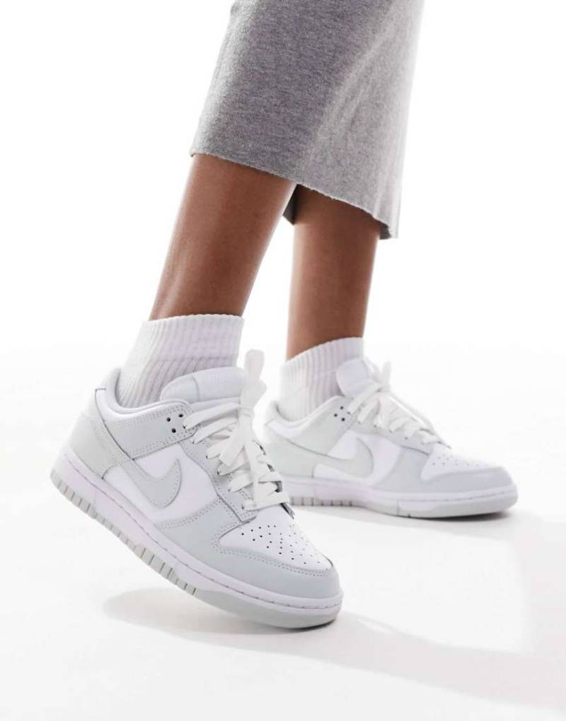 Nike - Dunk Low - Sneaker in Weiß und Grau von Nike