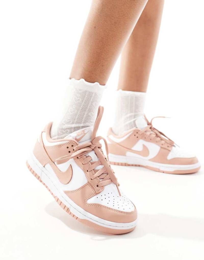 Nike - Dunk - Niedrige Sneaker in Weiß und rosa Whisper von Nike